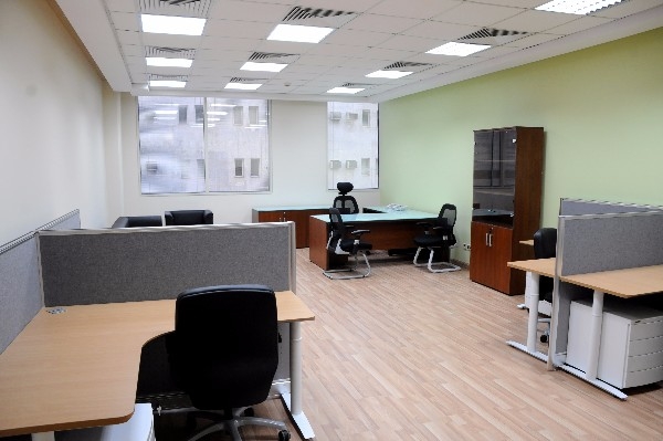 مكاتب مؤثثة ومجهزة بالكامل للإيجار( الشهري – السنوي ) بمساحات مختلفة
