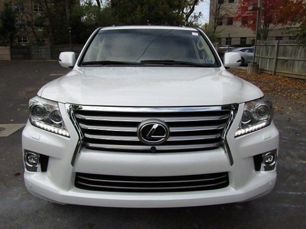 2015 تستخدم ليكسوس LX 570 جيب.